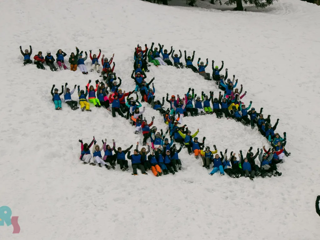 Blick von oben auf die aus Personen gelegte Zahl 38.
